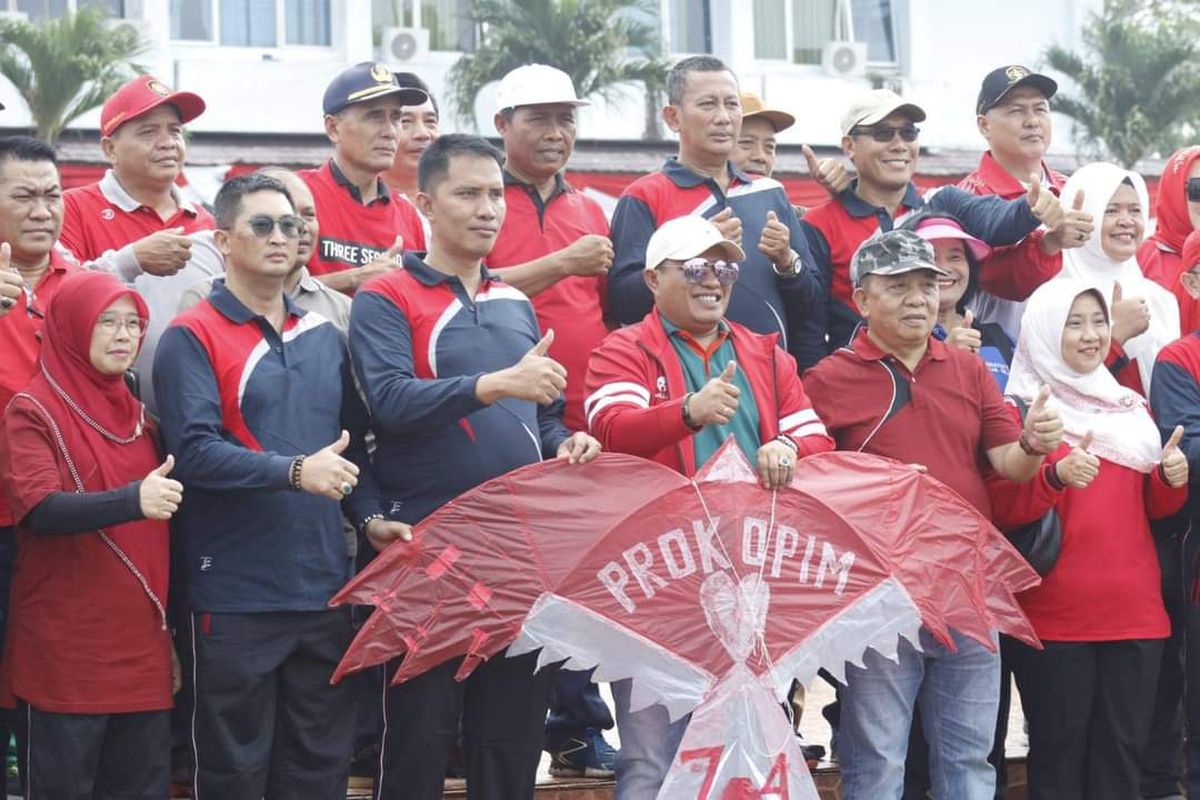 Bupati Seluma Erwin Octavian (kacamata) membuka event festival layang-layang Gebyar Merah Putih, Terus Melaju untuk Indonesia Maju di Seluma, Bengkulu, Selasa (15/8/2023).