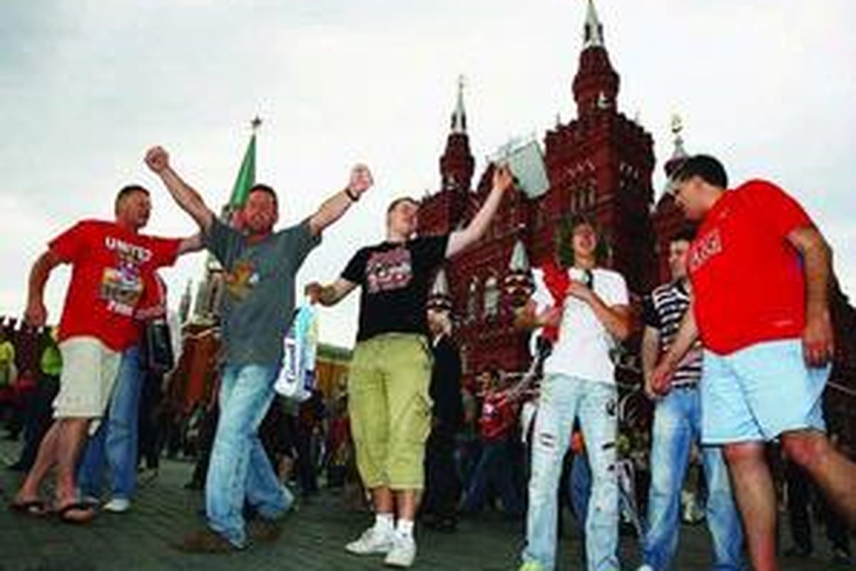 Suporter Manchester United menikmati suasana sore di sekitar kawasan Red Square, Moskwa, Rusia, Selasa (20/5). Ribuan suporter Manchester United dan Chelsea membanjiri Moskwa untuk menyaksikan partai final Liga Champions yang akan berlangsung tanggal 21 Mei malam atau Kamis dini hari WIB.