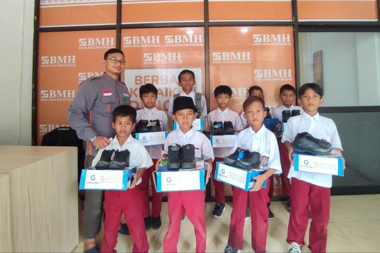 Laznas BMH Perwakilan Kalimantan Utara (Kaltara) bersama Gramedia Tarakan memberikan bantuan bantuan sepatu sekolah kepada 19 siswa SD di Tarakan (20/2/2024).
