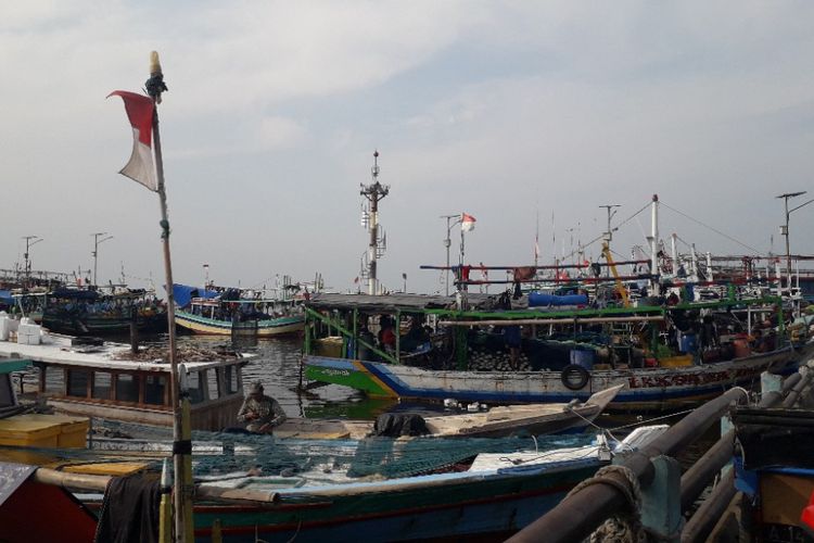 Kapal-kapal nelayan tengah bersandar di Pelabuah Muara Angke, Jakarta Utara, Jumat (19/10/2018).