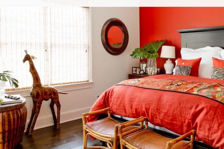 Dalam fengsui warna kamar, sifat merah memberi stimulasi dan dominan. Ini erat kaitannya dengan sifat hangat serta kemakmuran. Untuk ruangan, merah mengurangi ukuran, tetapi memperbesar ukuran objek.