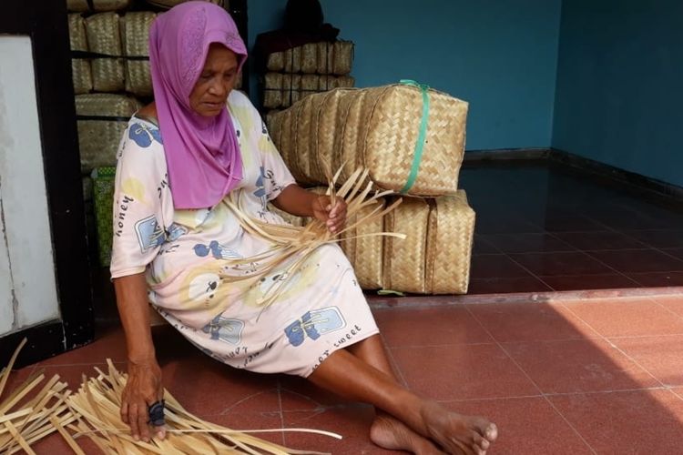 Potret salah seorang perajin besek di Bantul, Jumat (23/6/2023).