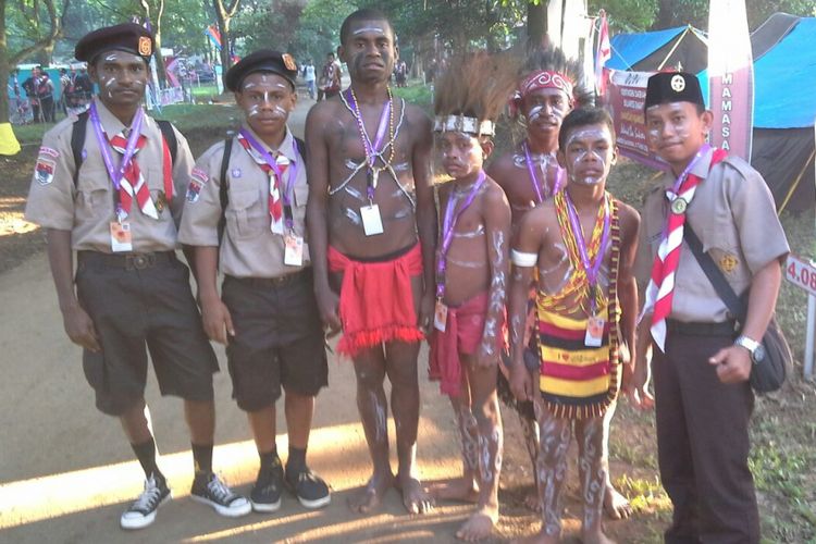 Sahril Anci, seorang guru garis depan yang bertugas di Kabupaten Manokwati Selatan, Papua Barat, mendampingi siswa SMP Negeri Mowi Waren, Papua Barat dalam kegiatan kepramukaan.