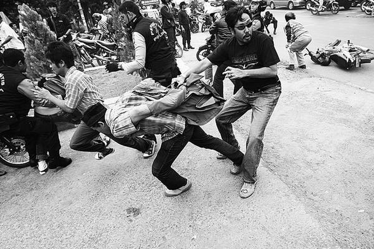 Sejumlah mahasiswa dari Universitas Islam Negeri (UIN) Makassar diamankan aparat kepolisian saat berdemo tolak kenaikan harga BBM di depan Kampus UIN Makassar, Sulawesi Selatan, Selasa (6/5). Seorang petugas kepolisian berpakaian preman terkena lemparan batu dan satu mahasiswi pingsan terinjak saat demo dibubarkan petugas.  