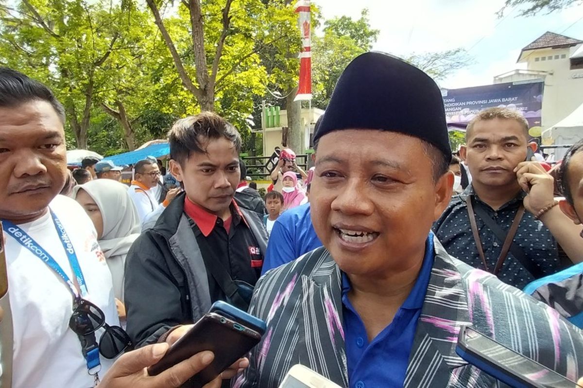 Wakil Gubernur Jawa Barat Uu Ruzhanul Ulum saat membuka acara Galaxii Fest 2022 Jabar bagi para pelajar setingkat SMA di Gedung Kesenian Kota Tasikmalaya, Jawa Barat, Jumat (28/10/2022).