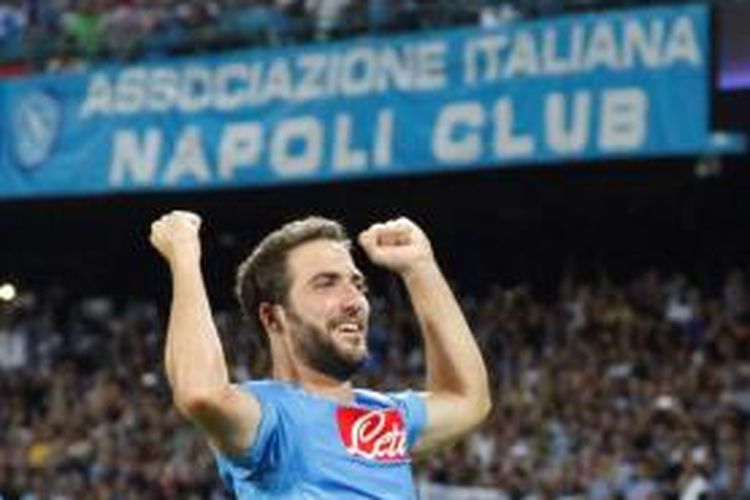 Bomber Napoli, Gonzalo Higuain, merayakan golnya setelah sukses membobol gawang Borussia Dortmund, Rabu atau Kamis (19/9/2013) dini hari WIB. 