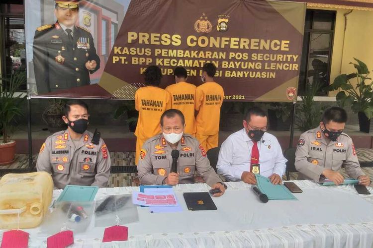 Tiga tersangka pelaku pembakaran pos security milik PT BPP yang berada di Kecamatan Bayung Lencir, Kabupaten Musi Banyuasin (Muba) ketika di Polda Sumatera Selatan, Senin (25/10/2021).