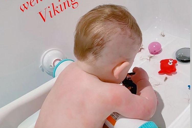 X AE A-Xii anak Elon Musk dengan potongan rambutnya

