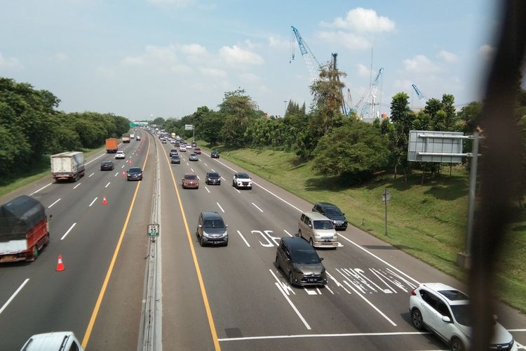 Hari kedua libur panjang, Rabu (29/10/2020) tol Jakarta-Cikampek terpantau padat.