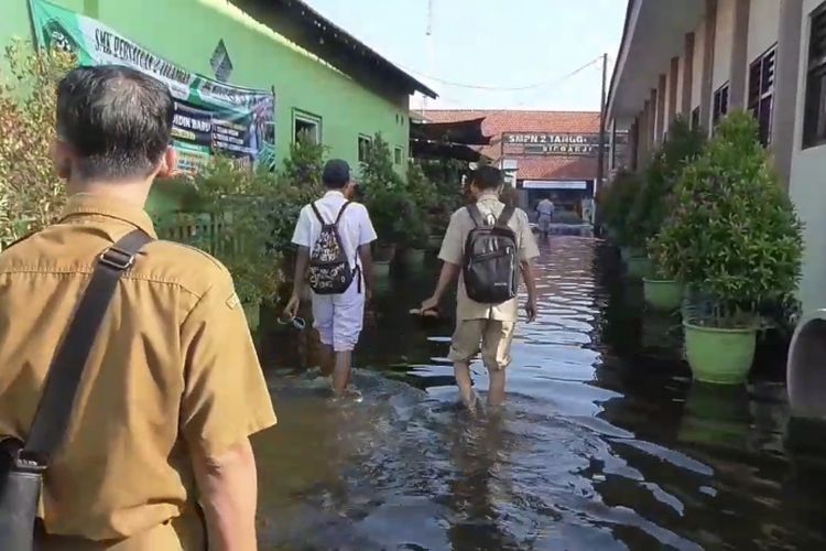 Akses sekolah di Sidoarjo terendam banjir, Senin (19/2/2024).