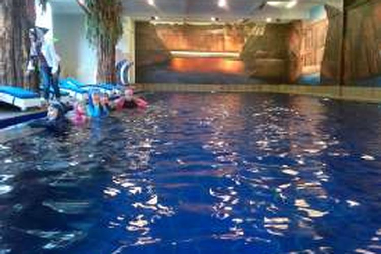 Sejumlah pengunjung berhijab saat berenang di kolam Hijab Swimming Pool, Lembang, Kabupaten Bandung Barat, Jawa Barat, beberapa waktu lalu.