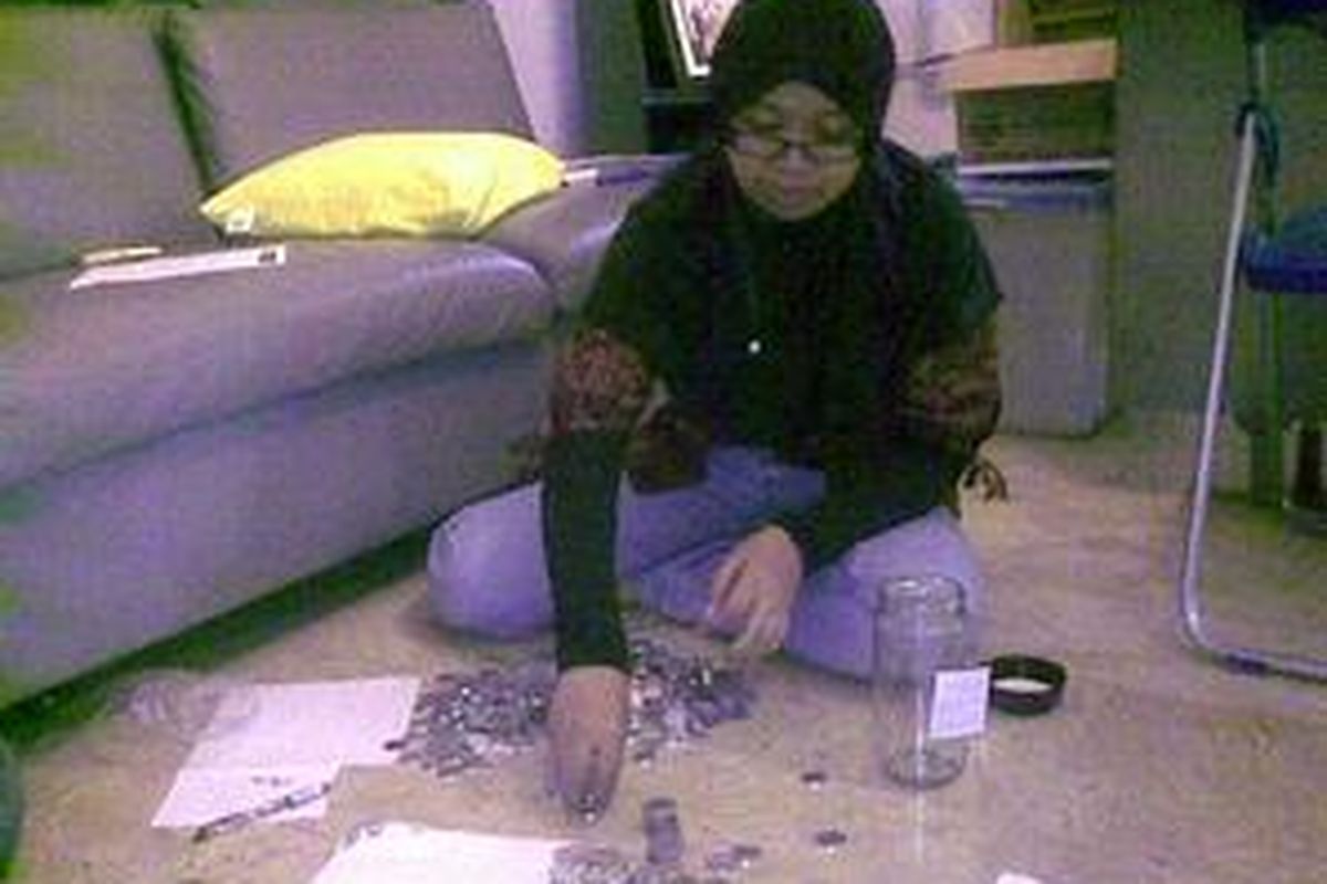 Salah Satu Penggagas Posko Koin Peduli Prita, Esti Saat Menghitung Koin Peduli Prita