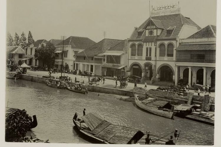 Pemandangan Willemskade di Surabaya sekitar 1910. Tampak gedung Algemeene menjadi tengara ikonik kawasan Jembatan Merah.