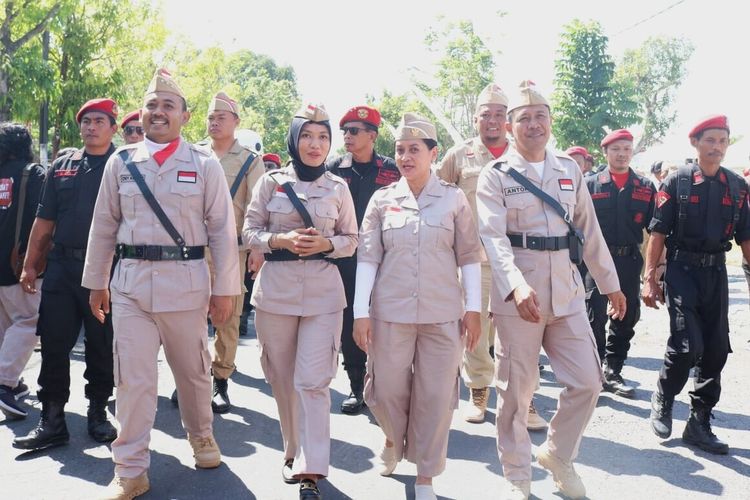 Kenakan seragam pejuang 45, paslon Bupati dan Wakil Bupati Ony ? Antok mendaftar ke Kantor KPU Ngawi, Rabu (28/8/2024)