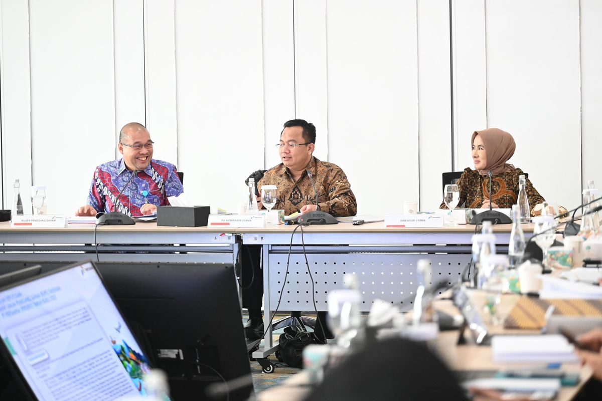 Direktur Utama (Dirut) Pertamina Nicke Widyawati saat memberikan pemaparan pada Rapat Umum Pemegang Saham (RUPS) Tahunan Pertamina di Lantai 21 Kementerian BUMN, Jakarta, Senin (10/06/2024).