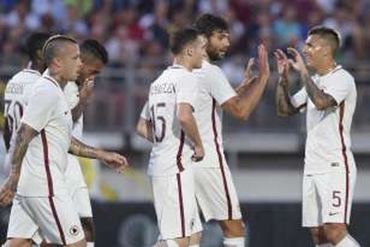 Para pemain AS Roma merayakan gol yang dicetak pemain debutan, Federico Fazio (2 dari kanan), ke gawang klub Serie B, US Latina, dalam laga uji coba di Stadion Demenico Francioni, Rabu (10/8/2016).