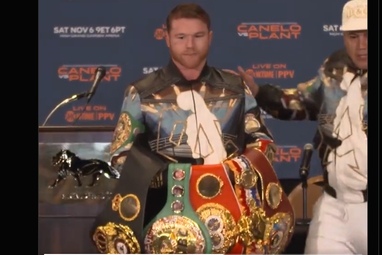 Canelo Alvarez berpose dengan semua sabuk yang ia miliki di kelas 168 pon usai mengalahkan Caleb Plant pada Minggu (7/11/2021) siang WIB.