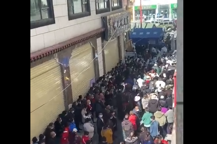 Tangkap layar video yang dilaporkan menunjukkan kerumunan orang yang berunjuk rasa menentang tindakan ketat Covid-19 di Ibu Kota regional Tibet, Lhasa pada Rabu (26/10/2022)/