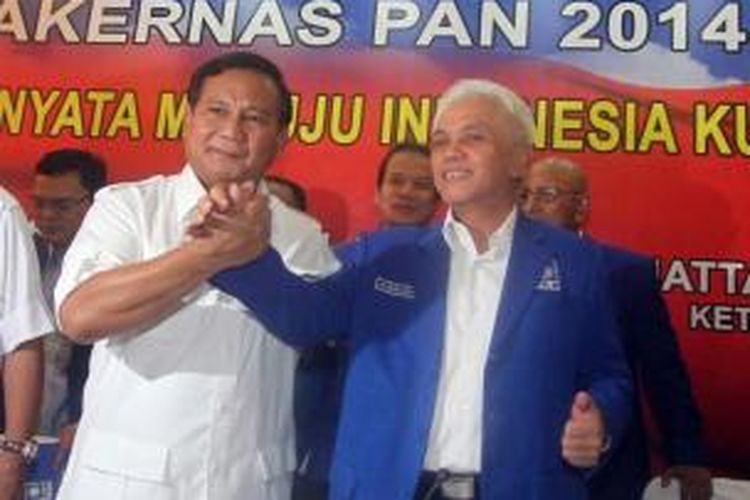 Ketua Umum PAN Hatta Rajasa (kanan) bersalaman dengan Ketua Dewan Pembina Partai Gerindra Prabowo Subianto di Kantor DPP PAN, Jakarta, Rabu (14/5/2014). Hasil Rakernas PAN menyatakan partai tersebut mendukung pencalonan Prabowo Subianto sebagai presiden pada pemilihan presiden Juli mendatang.