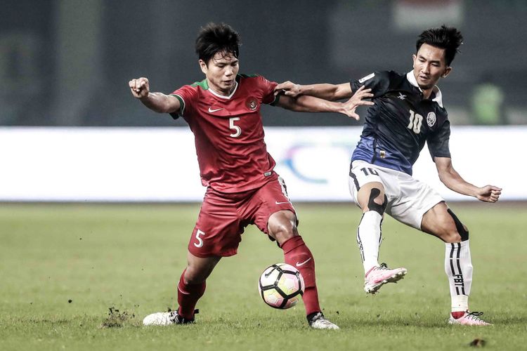 Pemain Indonesia Achmad Jufriyanto (merah). Indonesia vs Kamboja