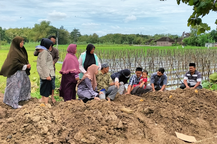 Keluarga Tulus Rahmanto (36) ayah dari ARV (9) korban bus pariwisata GA Trans meninggal dunia saat berada di makam anaknya..