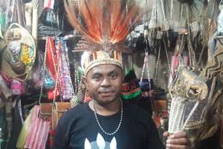 Tokoh Dahlan di Puncak Arfak, Sorong, Papua Barat, menjual aneka oleh-oleh khas Papua.