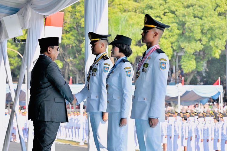 Kisah Aji Bayu Ramadhan, Anak Buruh Bangunan yang Jadi Lulusan Terbaik IPDN