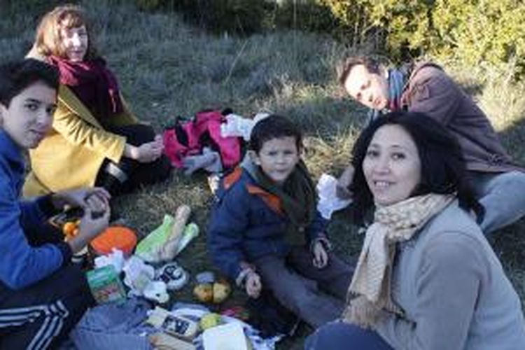 Piknik keluarga di Kampung Vissec.
