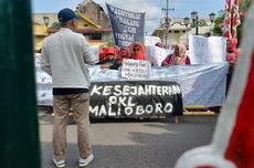 Pedagang Teras Malioboro 2 Demo di Kantor Gubernur DIY, Bawa Keranda Mayat