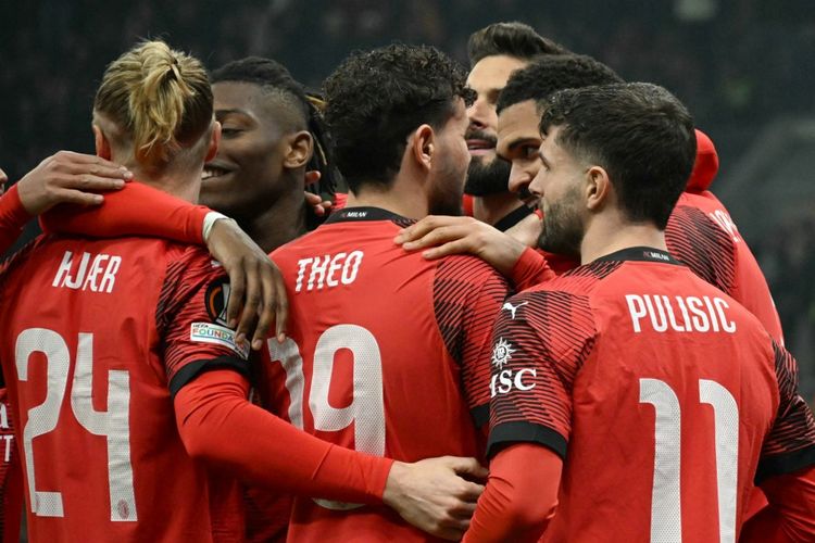 Para pemain AC Milan merayakan gol dalam pertandingan melawan Rennes pada play-off fase gugur Liga Europa 2023-2024 di Stadion San Siro, Jumat (16/2/2024) dini hari WIB. Laga Milan vs Rennes berakhir 3-0. (Foto oleh GABRIEL BOUYS / AFP)