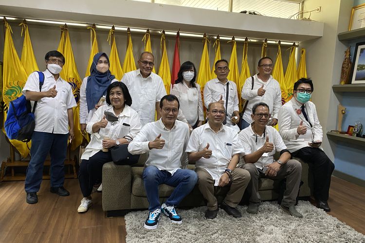 Ahmad Akbar didampingi tim usai mendaftarkan diri dan menyerahkan berkas kelengkapan menjadi calon ketua Ikatan Alumni Universitas Indonesia (Iluni) periode 2022-2025 ppada Senin, 11 Juli 2022.