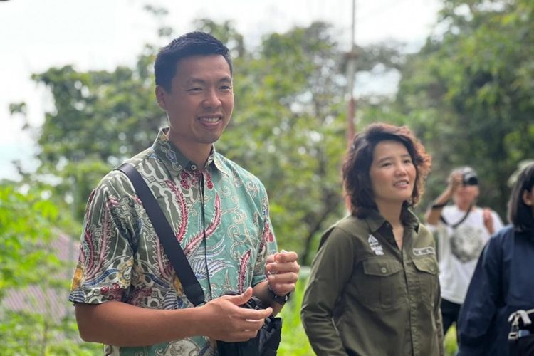 Direktur Utama TSI Aswin Sumampau dan General Manager TSI Prigen Erwina Lemuel saat berbincang dengan Kompas.com di Taman Safari Indonesia Prigen, Jawa Timur, Selasa (16/12/2025).
