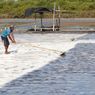 Kisah Mukawi dan Sumawiyah, Petani Garam yang Bertahan di Tengah Kemarau Basah