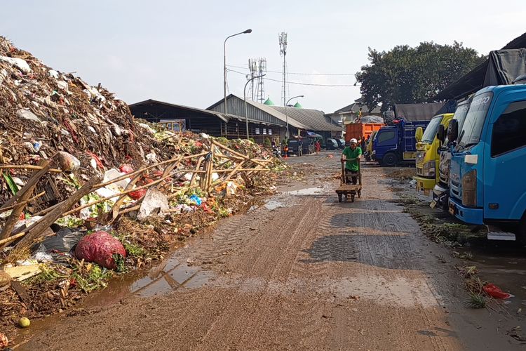 Pramono Klaim Sampah Jakarta Tertangani, di Pasar Induk Kramat Jati Masih Menggunung
