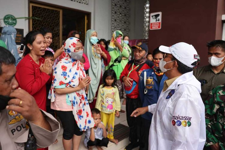 Selama tiga hari diguyur hujan lebat, Kota Makassar dilanda banjir hingga 1 meter lebih. Tercatat, sebanyak 6.102 warga terpaksa mengungsi. Pengungsi ini tersebar di 58 titik pengungsian yang disiapkan di sekitar lokasi banjir.