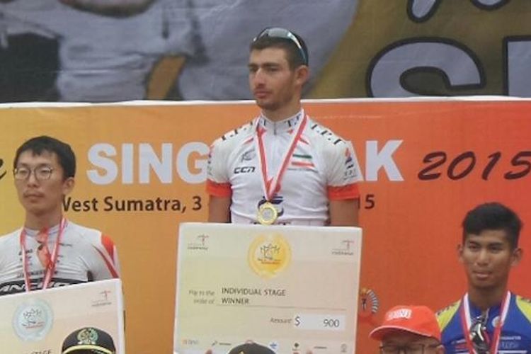Tiga pebalap yang fini paling cepat pada etape kelima Tour de Singkarak berpose di atas podium, Rabu (7/10/2015).