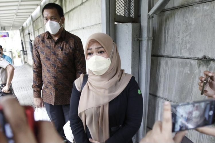 Kakak Bupati nonaktif Penajam Paser Utara (PPU) Abdul Gafur Mas’ud, Yuliana Mas'ud saat ditemui di Rumah Tahanan (Rutan) KPK Gedung Merah Putih, Jakarta, Kamis (31/3/2022).