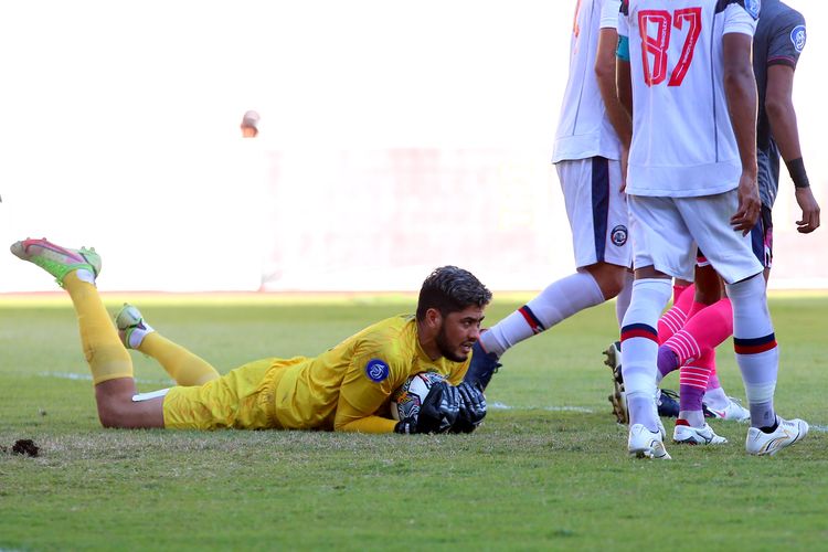 Penjaga gawang Arema FC Adilson Maringa menangkap bola tendangan ke gawang saat pertandingan pekan ke-15 Liga 1 2022-2023 melawan Persita tangerang yang berakhir dengan skor 2-0 di Stadion Manahan Solo, Sabtu (17/12/2022) sore.