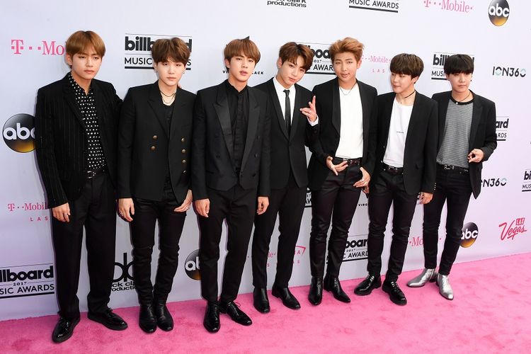 Boyband Bangtan Boys atau BTS tiba di  2017 Billboard Music Awards yang digelar di T-Mobile Arena, Las Vegas, Nevada, 21 Mei 2017.