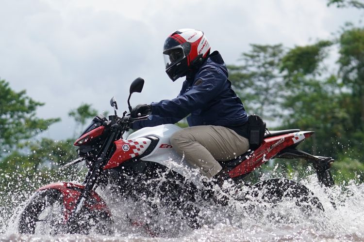 Sepeda motor menerjang banjir berisiko oli mesin tercampur dengan air