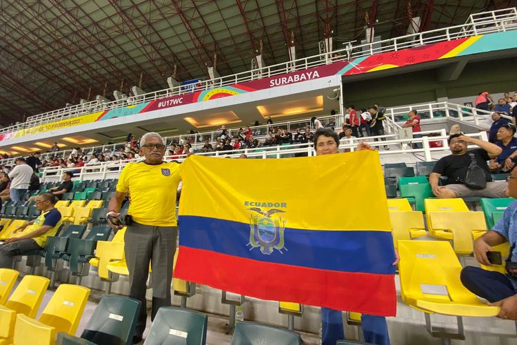 Ramiro Padilla Arch dan istrinya Lola Escalante saat berada di Stadion Gelora Bung Tomo, Surabaya, Jawa Timur, untuk menonton pertandingan Piala Dunia U-17 antara Indonesia vs Ekuador, Jumat (10/11/2023)