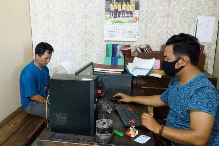 Interogasi tersangka penipuan dengan modus penggandaan uang di Satreskrim Polresta Banyumas, Jawa Tengah.