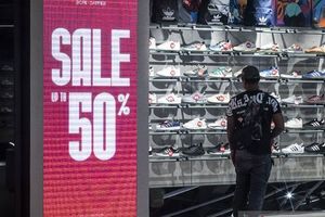 OJK Sebut Wajar Muncul Rojali dan Rohana di Tengah Ekonomi yang Tak Pasti