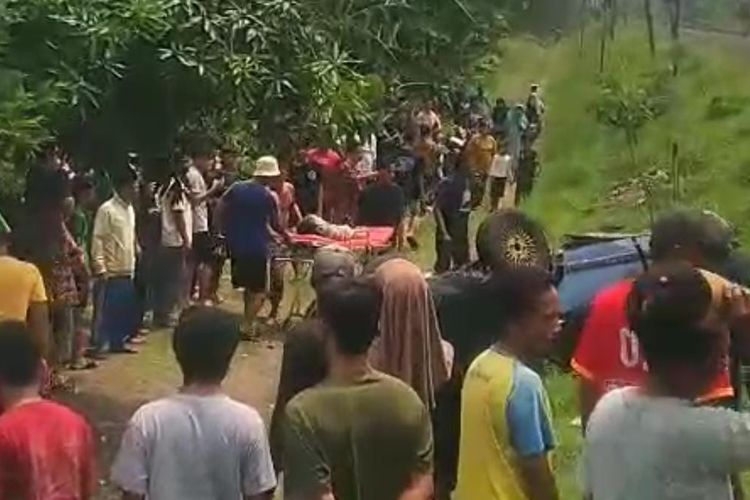 Proses evakuasi korban kecelakaan safu keluarga yang tertabrak KA Mutiara Timur di Beji, Kabupaten Pasuruan Pasuruan, Minggu (30/11/2025). 