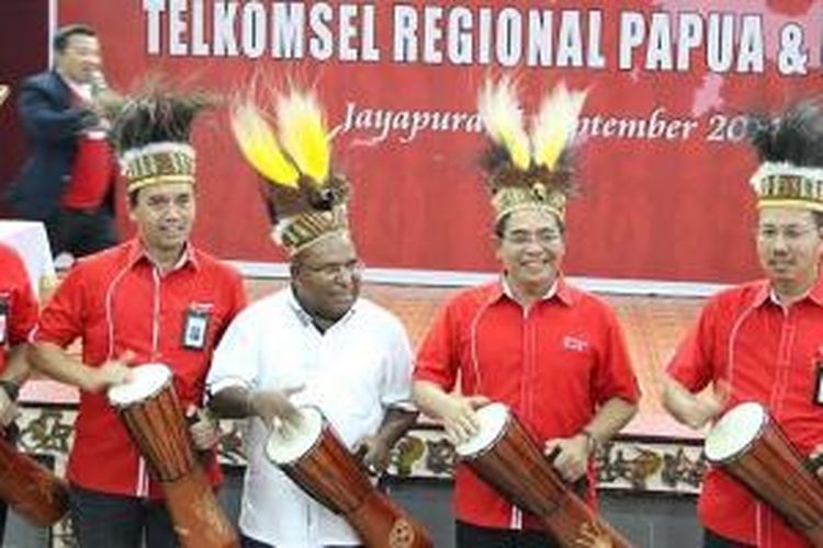 Peresmian Kantor Regional Baru Papua-Maluku (PUMA) ditandai dengan pemukulan tifa oleh Direktur Utama Telkomsel Alex J. Sinaga (kedua dari kanan) didampingi oleh Gubernur Papua Lukas Enembe, S.IP,MH (paling tengah), Direktur Sales Telkomsel Mas’ud Khamid (paling kanan), Direktur Human Capital Management Telkomsel Herdy Harman (kedua dari kiri) dan Executive Vice President Telkomsel Area Pamasuka Bona LP. Parapat (paling kiri). 