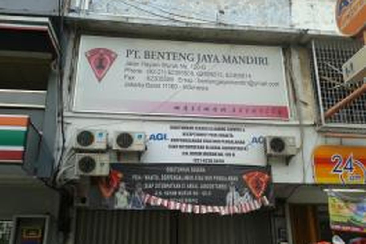 Ruko yang disewa oleh PT Benteng Jaya Mandiri di Jalan Hayam Wuruk No 120D, Tamansari, Jakarta Barat, Rabu (18/9/2013). Di lokasi inilah, Polsek Metro Tamansari melakukan penggerebekan lokasi penyekapan terhadap dua orang terkait utang piutang, Selasa (17/9/2013) malam