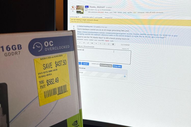 GPU RTX 5080 yang dibeli seorang pengguna Reddit dengan harga murah, ditampilkan di depan kompute pengguna tersebut.
