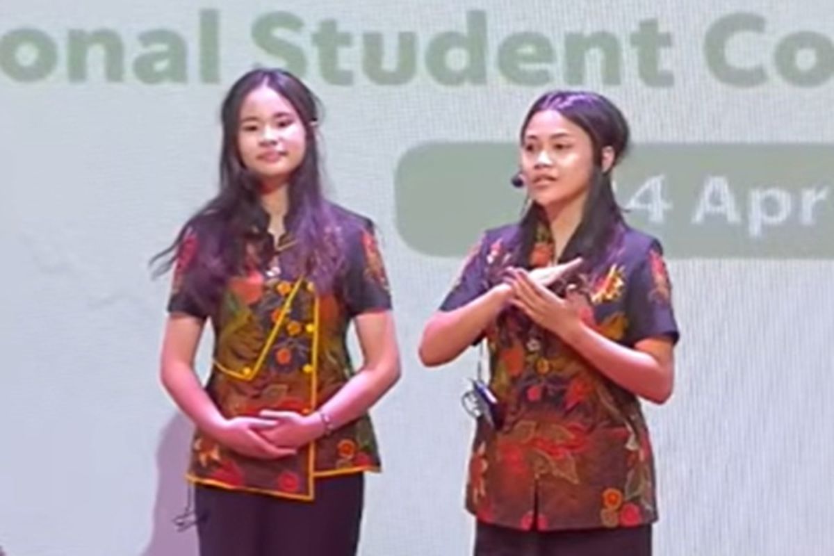 Director of Production Arthakara SC Avrilya Revi Luo dan Director of Public Relations Arthakara SC Miranda Debora Setiawan saat mempresentasikan Arvena Shell di hadapan para juri dalam Regional Student Competition Starbucks Creative Youth Entrepreneurship Program (SCYEP) 2025-2026 yang digelar di Taman Ismail Marzuki (TIM) Jakarta, Jumat (24/4/2026).