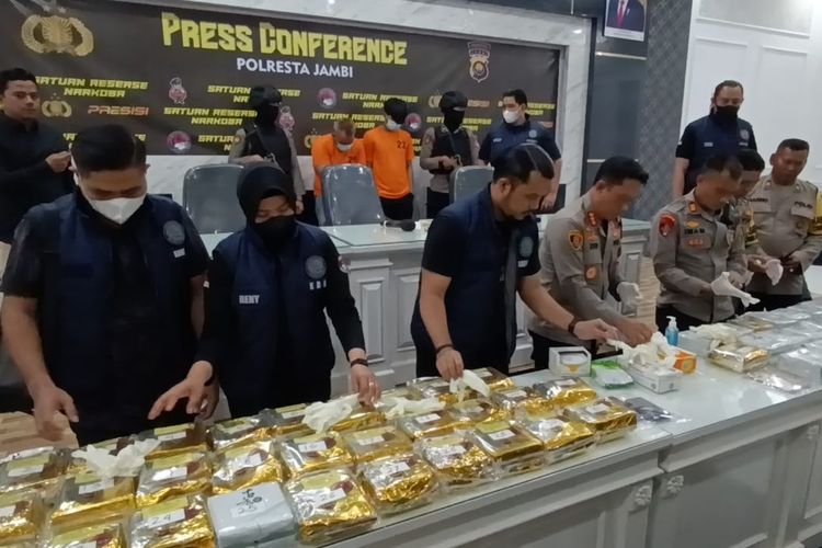 Polisi menangkap MA (27), sipir Lapas kelas II A Jambi yang terlibat dalam jaringan narkoba internasional dengan barang bukti sabu 52 kilogram sabu, Jumat (12/1/2024). 