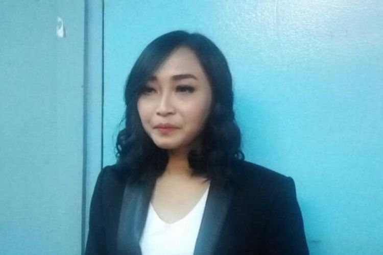 Rinni Wulandari diabadikan usai menjadi bintang tamu dalam program bincang-bincang di studio TransTV, Mampang, Jakarta Selatan, Kamis (16/2/2017).
